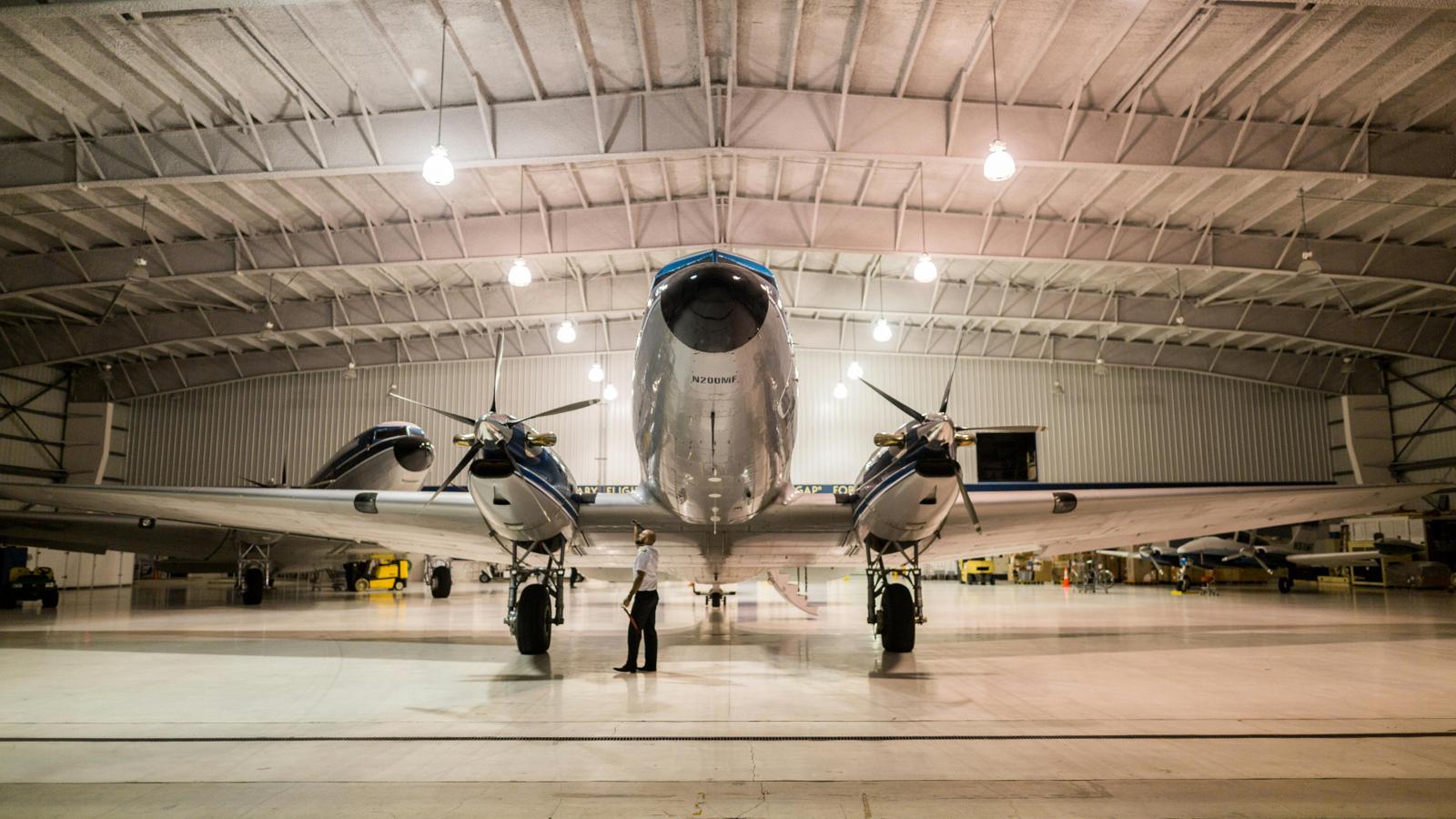 cropped_hangar-pexels-kelly-1179532-2382848